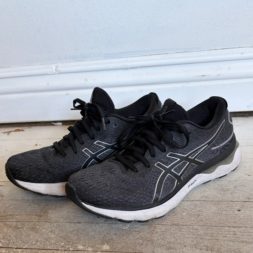 Asics Women's Gel-Nimbus 24 Black and Gray Running Shoes - Picture 3 of 10